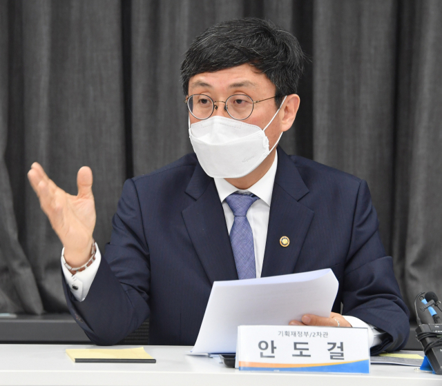 기재부, 자영업 손실보상 재원 '국가재난기금+α' 중층 지원 검토