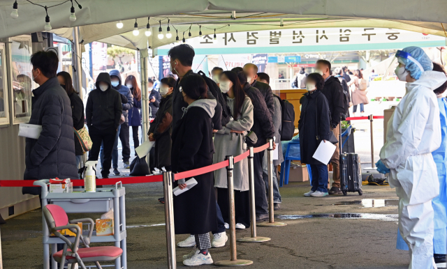 신종 코로나바이러스 감염증(코로나19) 일일 신규 확진자 수가 731명을 기록한 14일 서울역 임시 선별 검사소를 찾은 시민들이 검사를 위해 줄을 서 있다. 확진자 수는 이날 엿새 만에 700명대로 올라섰다. /성형주 기자