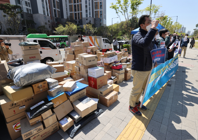 안전 문제로 정문 출입 막은 아파트에 택배노조 '단지 앞까지만 배송'