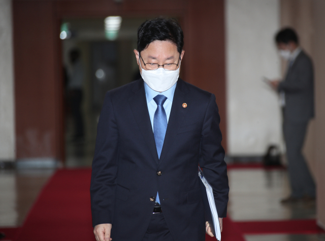 박범계 법무부 장관이 지난 13일 정부서울청사에서 열린 국무회의에 참석하고 있다. /연합뉴스