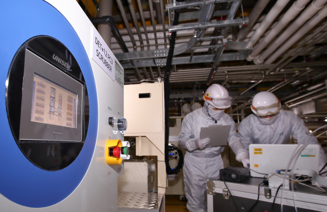 LG디스플레이 파주 공장에 설치된 온실가스 감축설비를 통해 배출되는 온실가스량을 직원들이 모니터링하고 있다. /사진제공=LG디스플레이