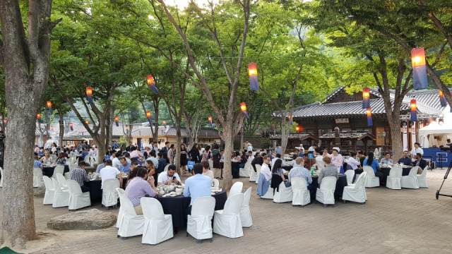 한국민속촌에서 2018년에 열린‘삼성전자글로벌 리테일콘퍼런스만찬 모습. /사진제공=수원시