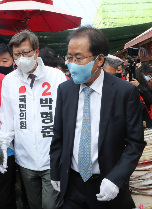 2일 부산 기장군 기장시장에서 무소속 홍준표 의원과 국민의힘 박형준 부산시장 후보가 시민을 만나 지지를 당부하며 이동하고 있다./부산=연합뉴스