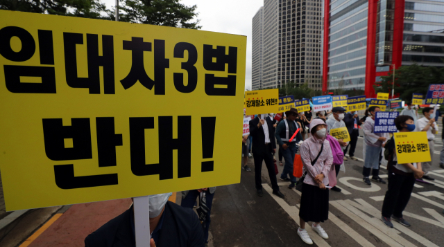 지난해 7월 31일 임대차법 통과 이후 정부의 부동산 규제 정책에 반대하는 시민들이 서울 여의도에서 시위하고 있다./서울경제DB