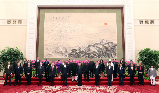 14일 시진핑 중국 국가주석이 29개 신임 주중 대사들과 기념촬영하고 있다. /신화연합뉴스