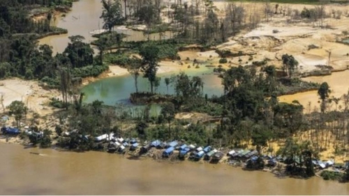 아마존 열대우림에서 벌어지는 무분별한 금광 개발 활동은 자연과 사람을 오염시키고 폭력과 약탈을 부추기는 주요인으로 꼽힌다. 지난해부터는 코로나19 확산을 부추긴다는 지적도 받고 있다. /사진제공=브라질 사회환경연구소(ISA)