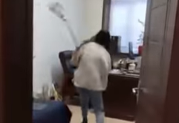 14일 중국 헤이룽장성 베이린 시정부 빈곤퇴치 부서에서 일하고 있는 주모씨가 성희롱을 한 직장 상사 왕 모씨를 대걸레로 내려치고 있다./출처=유튜브