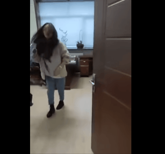 [영상]성희롱 직장상사에…대걸레로 사이다 복수한 中 공무원