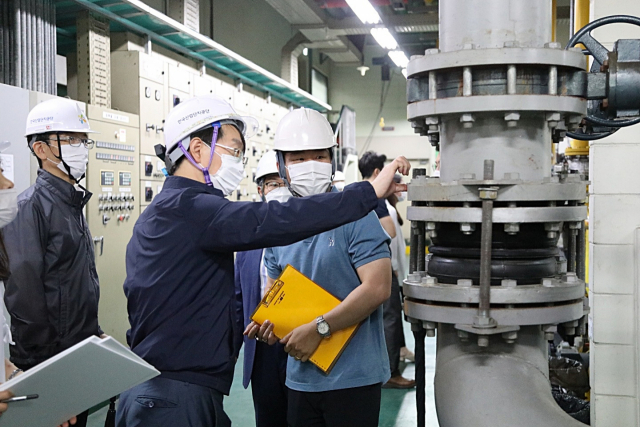 김정환(왼쪽 두번째) 산단공 이사장이 산업현장에서 안전점검을 하고 있다. /사진 제공=산단공