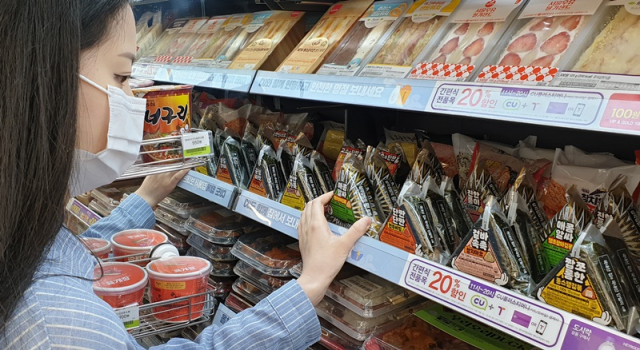 CU 점포에서 고객이 삼각김밥을 고르고 있다./사진 제공=BGF리테일