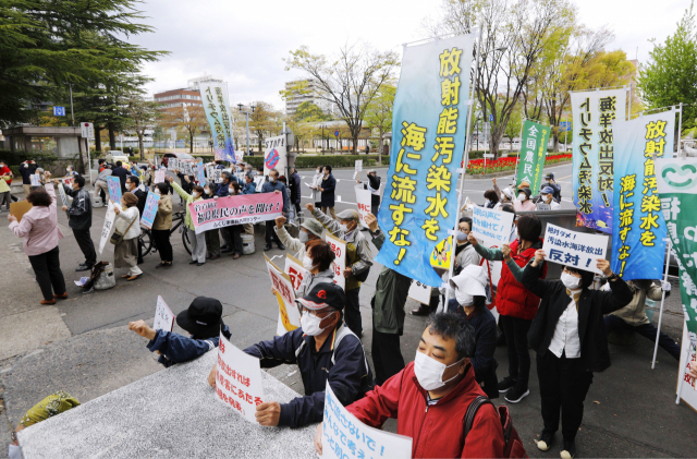 일본 시민단체 회원들이 13일 오후 일본 후쿠시마(福島)현 후쿠시마시의 후쿠시마현청 앞에서 후쿠시마 제1원전 사고로 발생한 방사성 물질 오염수를 바다에 방출한다는 일본 정부 결정에 항의하고 있다./연합뉴스