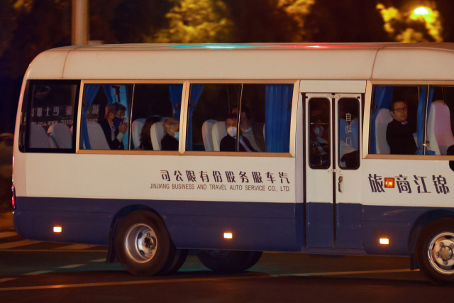 존 캐리 미국 기후특사가 탄 차량이 14일 밤에 중국 상하이의 한 호텔로 들어서고 있다. /로이터연합뉴스