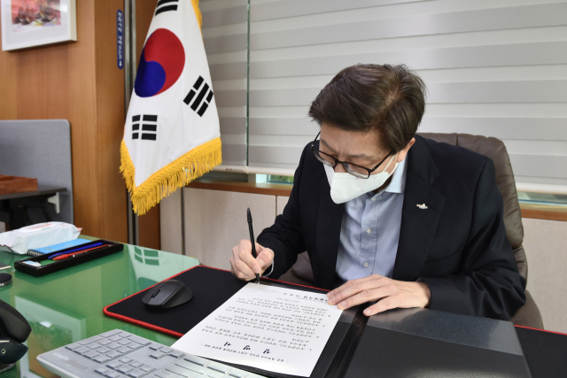 15일 박형준 부산시장이 일본 정부의 후쿠시마 방사능 오염수 해양 방류를 철회할 것을 요구하는 성명서에 직접 서명하고 있다./사진제공=부산시