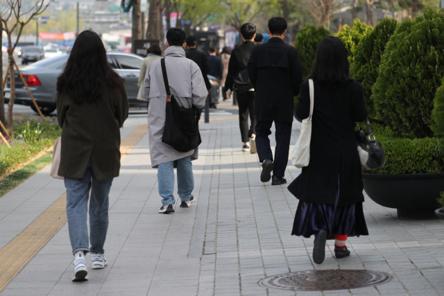 9일 세종로에서 직장인들이 출근하고 있다. /연합뉴스