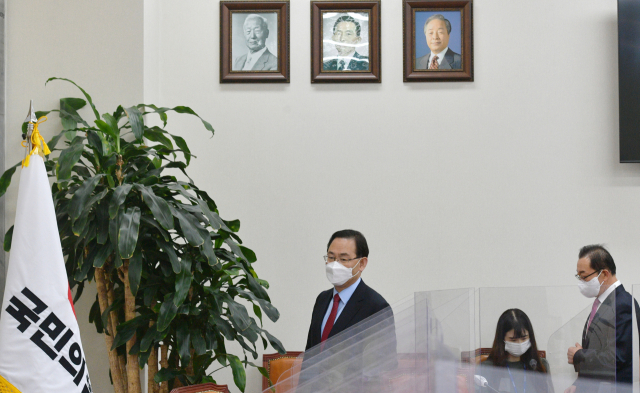주호영 국민의힘 당대표 권한대행(왼쪽)이 15일 오전 국회에서 열린 비상대책위원회의에 입장하고 있다./권욱 기자