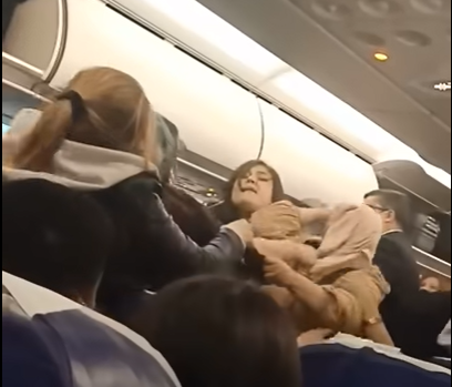 지난 10일 튀니스에어의 튀니지행 비행기 내에서 이륙 직전 여성 승객들이 몸 싸움을 벌이고 있다./출처=유튜브
