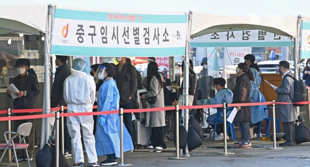 지난 14일 서울역 임시선별검사소를 찾은 시민들이 검사를 위해 줄을 서 있다./성형주 기자