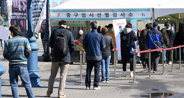 지난 14일 서울역 임시선별검사소를 찾은 시민들이 검사를 위해 줄을 서 있다./성형주 기자