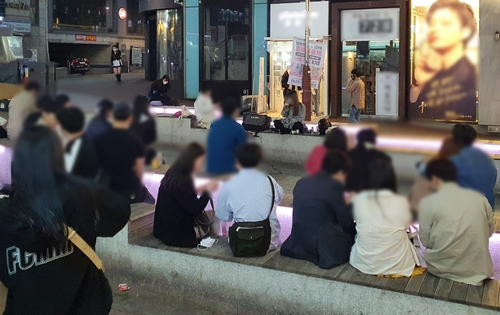 지난 15일 인천시 구월동에서 버스킹 구경하는 사람들. /연합뉴스