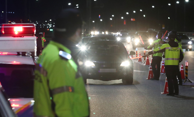 경찰이 지난 8일 오후 서세종IC 진출입로에서 시·도 합동으로 음주운전 단속을 벌이고 있다. /연합뉴스