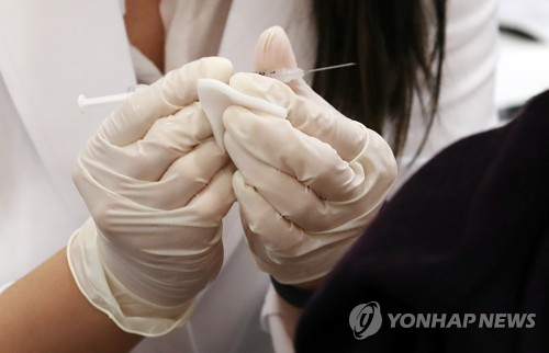 15일 서울 양천구 목동 신종 코로나바이러스 감염증(코로나19) 예방접종센터에서 시민들이 백신 접종을 받고 있다. /연합뉴스