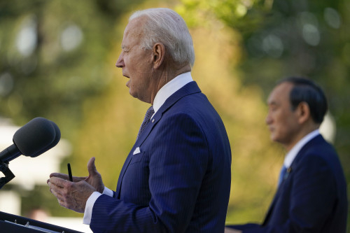 조 바이든(왼쪽) 미국 대통령이 16일(현지 시간) 미국 워싱턴 백악관 장미정원에서 스가 요시히데 일본 총리와의 기자회견을 통해 발언하고 있다. /AP연합뉴스