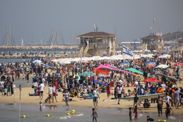 이스라엘 독립 73주년인 15일(현지시간) 텔아비브 해변에 수많은 인파가 몰려 따뜻한 햇볕을 즐기고 있다. /연합뉴스
