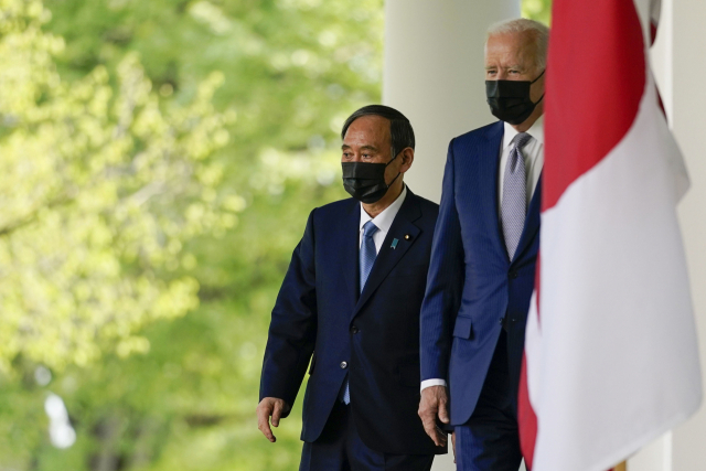 조 바이든(오른쪽) 미국 대통령과 스가 요시히데 일본 총리가 16일(현지시간) 미국 워싱턴의 백악관에서 회담했다. /AP연합뉴스