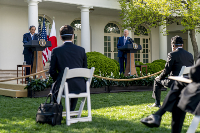 미국을 방문하고 있는 스가 요시히데 일본 총리(왼쪽)가 16일(현지시간) 백악관 로즈가든에서 조 바이든 미국 대통령과 함께 공동 기자회견을 하고 있다. /연합뉴스