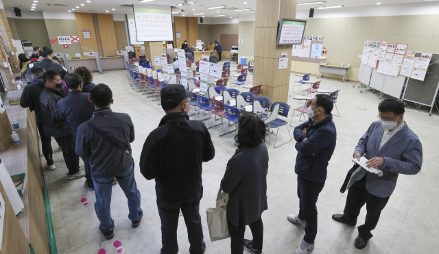 지난 14일 서울 시내 한 고용센터에서 방문객들이 실업급여 교육 신청을 위해 대기해 있는 모습. /연합뉴스