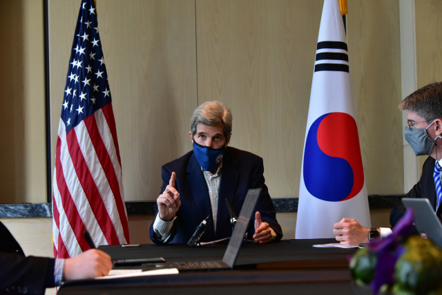 존 케리 미국 대통령 기후특사가 18일 서울 시내 한 호텔에서 열린 기자간담회에서 일본의 후쿠시마 오염수 방류 결정에 대해 