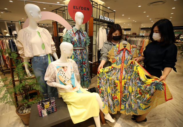 지방의 한 대형백화점 여성의류 매장에서 고객들이 화사한 봄옷에 관심을 보이고 있다. /연합뉴스