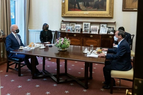통역만 동석하고 조 바이든 미국 대통령과 대화하는 스가 요시히데 일본 총리./트위터 캡처