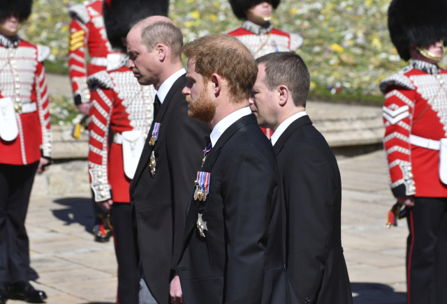 영국 윌리엄(왼쪽) 왕세손, 해리(가운데) 왕자, 피터 필립스(오른쪽)가 17일 필립공(에딘버러 공작)의 장례식에 참석해 함께 걷고 있다. /AP연합뉴스