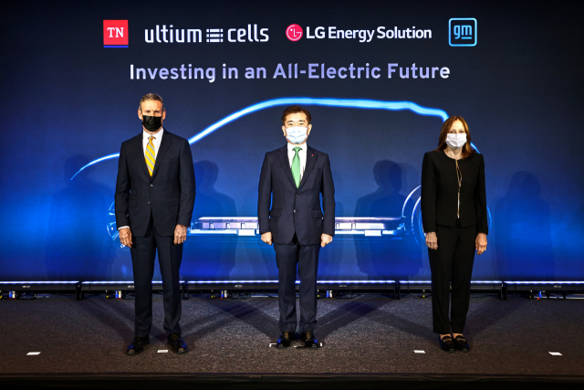 빌 리(왼쪽부터) 테네시주 주지사와 김종현 LG에너지솔루션 사장, 메리 바라 GM 회장이 지난 16일(현지 시간) 미 테네시주 내슈빌에서 전기차 배터리 제2합작공장 투자 발표를 하고 있다. /사진 제공=LG