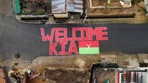 16일 미얀마 도로에 시위대가 ‘카친독립군(KIA)을 환영한다’는 대형 문구를 적어두었다. /연합뉴스=이라와디 캡처
