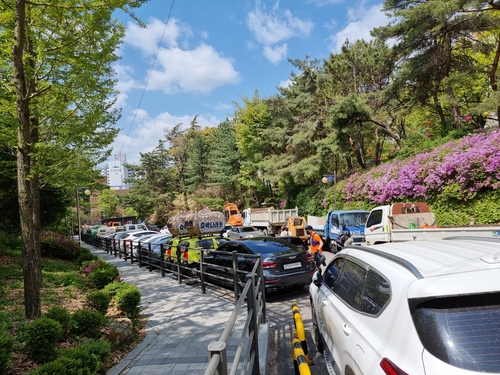 주말인 18일 노원구 불암산 공영주차장에 차량이 가득 차있다. /연합뉴스