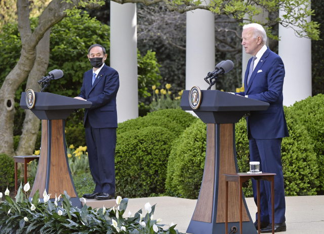 현지시간 16일 오후 조 바이든(오른쪽) 미국 대통령과 스가 요시히데 일본 총리가 미국 워싱턴DC 소재 백악관에서 정상회담을 한 후 공동 기자회견을 하고 있다. /연합뉴스