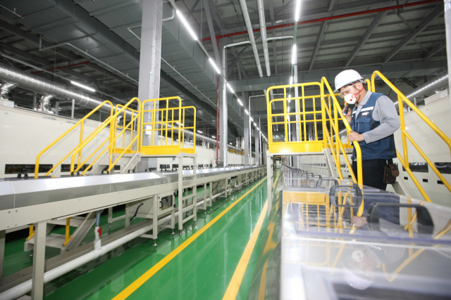 포스코케미칼 양극재 광양공장 생산 라인에서 하이니켈 NCM 양극재가 제조되고 있다. /사진 제공=포스코케미칼