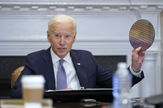 조 바이든 미국 대통령이 지난 12일 반도체 웨이퍼를 들고 반도체 산업의 중요성을 강조하고 있다. /연합뉴스