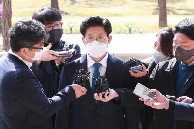 19일 노형욱 국토교통부 장관 후보자가 과천 정부청사로 출근하는 길에 기자들의 질문에 답하고 있다./사진제공=국토교통부