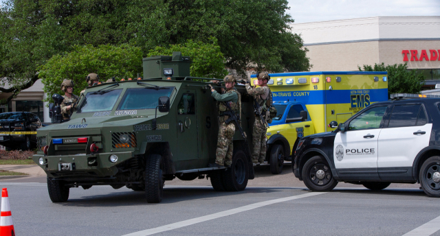 18일(현지시간) 텍사스주 오스틴의 한 아파트에서 총격 사건이 발생해 경찰특공대가 출동하고 있다. /로이터연합뉴스