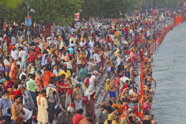 인도가 신종 코로나바이러스 감염증(코로나19) 폭증으로 비상인 가운데 12일(현지시간) 힌두교 최대 축제인 '쿰브멜라'(Kumbh Mela)에 참가한 신도들이 마스크도 쓰지 않은 채 우타라칸드주(州) 하리드와르의 갠지스강변으로 몰려들어 목욕 의식을 하고 있다. /로이터연합뉴스