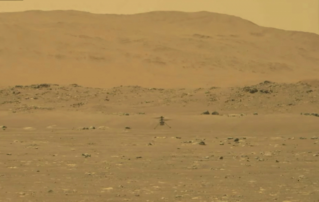 미국 항공우주국(NASA)이 개발한 우주 헬기 ‘인저뉴어티’가 19일(현지 시간) 최초로 30초간 화성 표면에서 3m 높이로 시범 비행에 성공한 모습. /AP연합뉴스