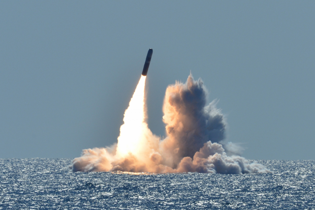 미국의 잠수함발사탄도미사일(SLBM) '트라이던트 II D5'가 지난 2018년 3월 26일(현지시간) 캘리포니아 해안에서 떨어진 바다에서 운항 중인 'USS 네브라스카'를 통해 시험발사되고 있다. 트라이던트 II 미사일에는 미국이 최근 개발한 저위력 핵탄두 ‘W76-2’를 탑재할 수 있다. /사진출처=미국 국방부 홈페이지