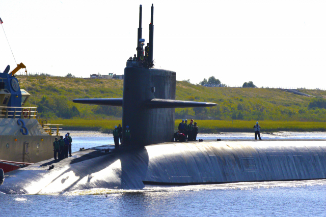 미국 전략잠수함 '테네시'호( U.S.S. Tennessee )가 킹스베이에 위치한 해군 잠수함기지로 귀항하고 있다. 미국과학자연합(FAS) 등에 따르면 U.S.S.테네시에는 저위력 핵탄두인 ‘W76-2’를 장착한 미사일이 탑재된 것으로 알려져 있다. /사진출처=미국 국방부