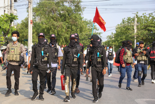 미얀마 제2의 도시 만달레이에서 19일(현지시간) 사제 무기로 무장한 시위대가 군부 쿠데타를 규탄하는 거리 행진을 벌이고 있다. /EPA연합뉴스
