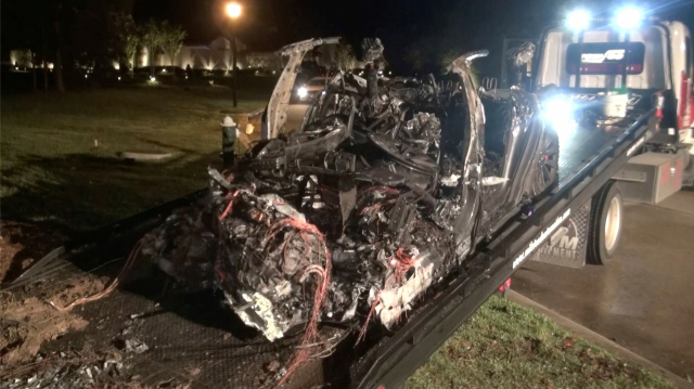 지난 17일(현지시간) 미국 텍사스주 해리스 카운티의 우들랜즈에서 전기차 업체 테슬라의 자율주행 자동차가 교통사고 내 크게 찌그러진 뒤 트럭에 실려 이송되고 있다./소셜 미디어 영상 캡처