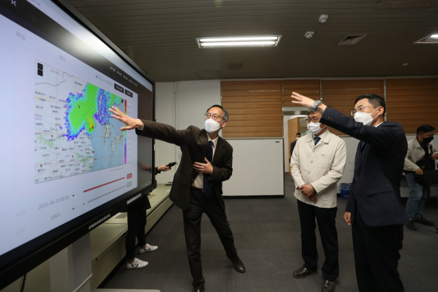 15일 용홍택(오른쪽) 과학기술정보통신부 1차관은 대전 한국원자력연구원에서 간담회를 열고 후쿠시마 오염수가 한국 해역과 국민에 끼치는 영향에 대한 연구진의 설명을 듣고 있다. /사진 제공=과기부
