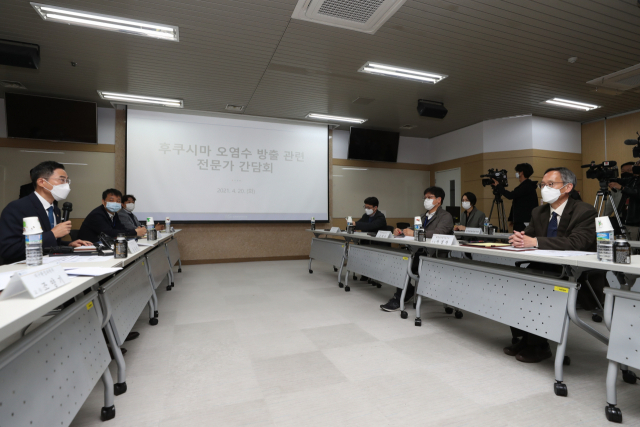15일 용홍택(맨 왼쪽) 과학기술정보통신부 1차관은 대전 한국원자력연구원에서 간담회를 열고 후쿠시마 오염수가 한국 해역과 국민에 끼치는 영향에 대해 참석자들과 의견을 주고 받고 있다. /사진 제공=과기부